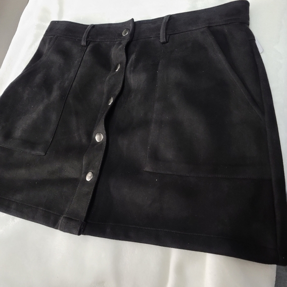 2/25$ 🛍 Black Velvet F21 Skirt - Picture 3 of 4